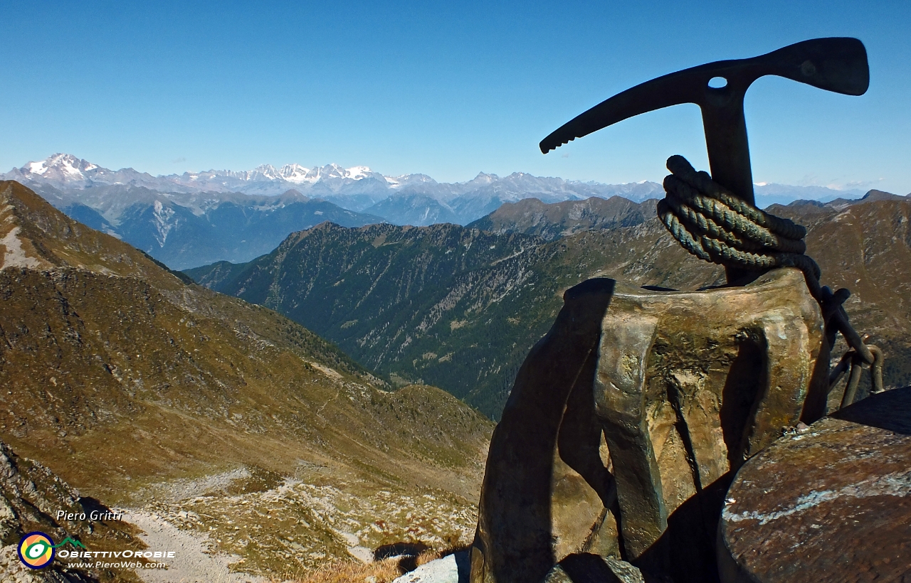 50 Zaino, corda, picozza con vista verso le Alpi Retiche....JPG